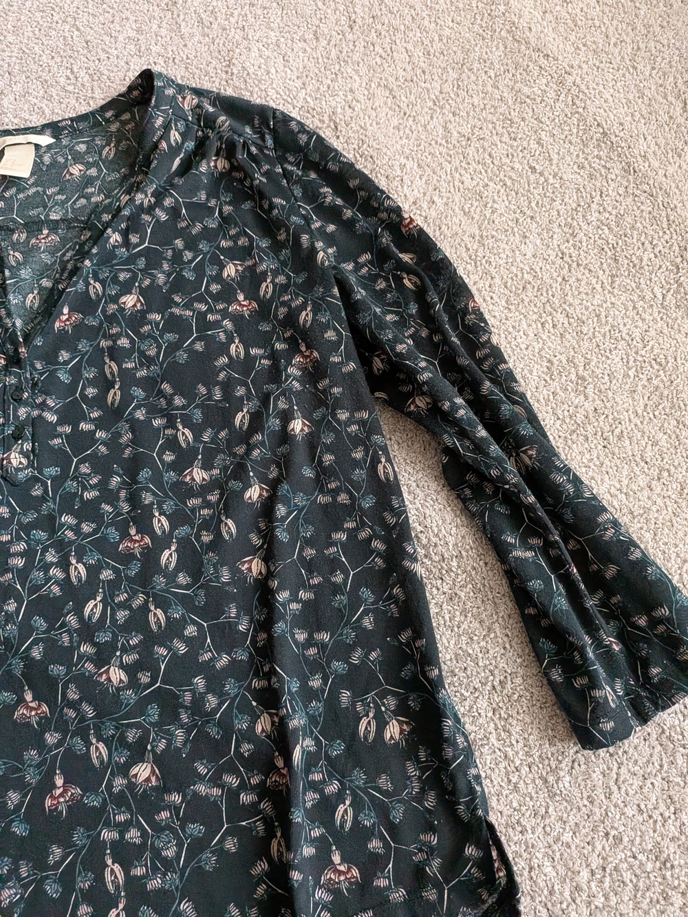 🌼B2G1🌼 H&M Forest Green Floral V-Neck Henley Blouse - Picture 3 of 6